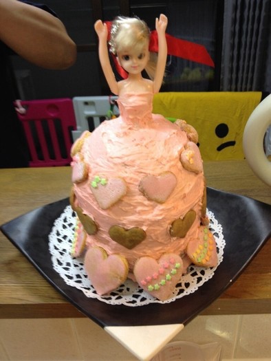 子供の誕生日に ドールケーキ の写真