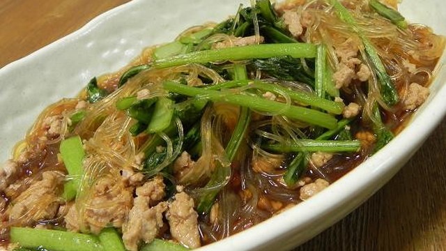 小松菜と春雨のひき肉炒め煮 レシピ 作り方 By 140 わんたるママ クックパッド 簡単おいしいみんなのレシピが352万品