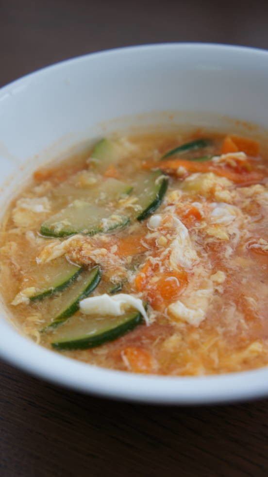 冷凍トマト・にんじんの皮・卵のスープの画像