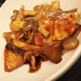 簡単♡秋鮭とキノコのバター醤油炒め