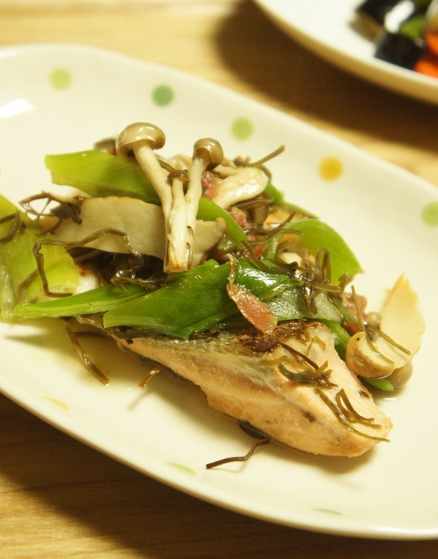 鮭とキノコの梅昆布風味の画像
