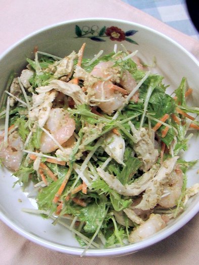 エビと鶏胸肉と水菜のゴマドレサラダの写真