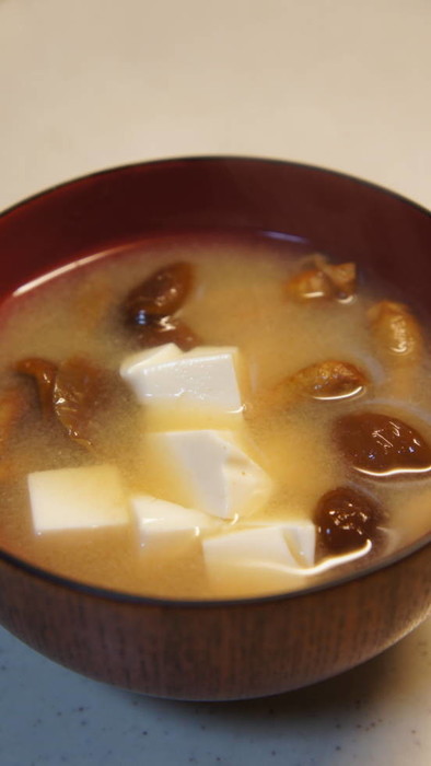 なめこと豆腐の味噌汁の写真