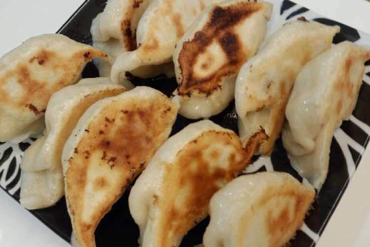 ほんのり甘い皮のもちもち焼き餃子 レシピ 作り方 By Ken Tonic クックパッド 簡単おいしいみんなのレシピが357万品