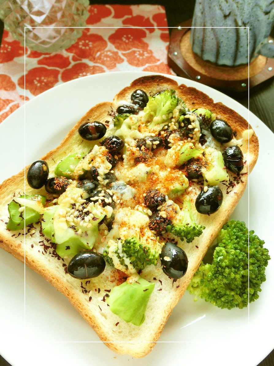 ブロッコリー茎と蒸し黒豆のゆかりトーストの画像