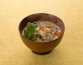 牛乳で作る鶏団子入りみそ汁