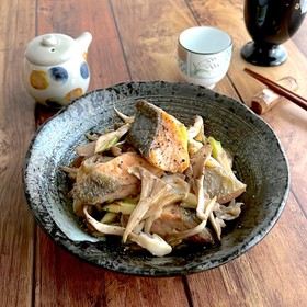 作り置きにも！鮭と舞茸の醤油マヨ炒め