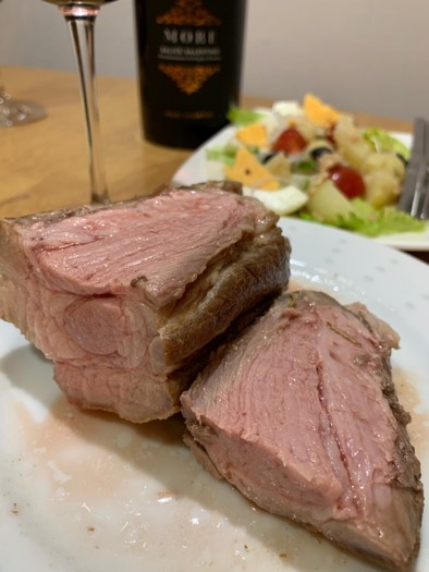 豚肩ロース肉のステーキの写真