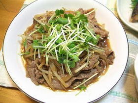 牛肉とモヤシ炒め 貝割れ乗せ