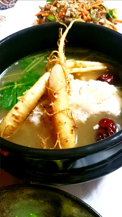 【人気の韓国料理】参鶏湯（サムゲタン）の写真