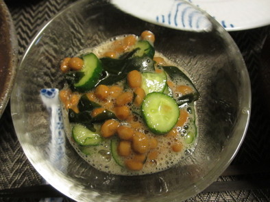 納豆とわかめと胡瓜の酢醤油和えの写真