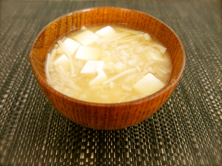えのき・絹豆腐・長芋の色白美人なお味噌汁の画像
