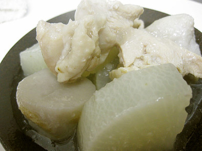 土鍋で大根・里芋・鶏肉の煮物の写真