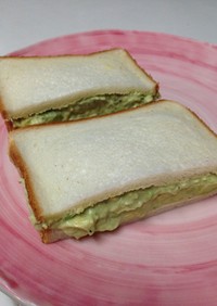 アボカドとカマンベールのサンドイッチ