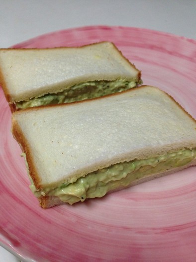 アボカドとカマンベールのサンドイッチの写真