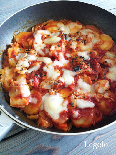 タラとジャガイモと野菜のトマト蒸し焼きの写真