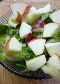 レタスとリンゴのサラダ