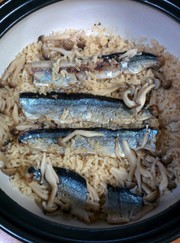 土鍋で！秋刀魚の炊き込みご飯の写真