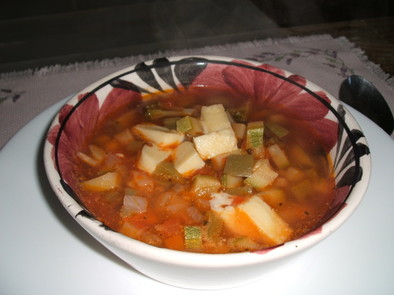 トマト味の野菜スープの写真