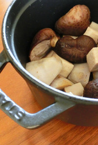STAUB鍋で里芋と干し椎茸のじゅわ煮
