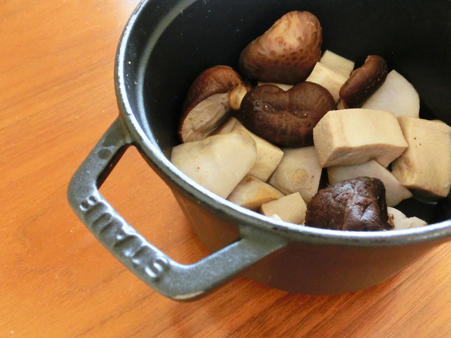 STAUB鍋で里芋と干し椎茸のじゅわ煮の画像