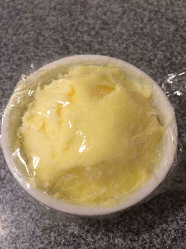 余った生クリームで手作りバター☆の画像