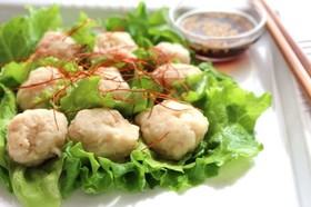 鶏肉とえのきのふわふわレタスシューマイ