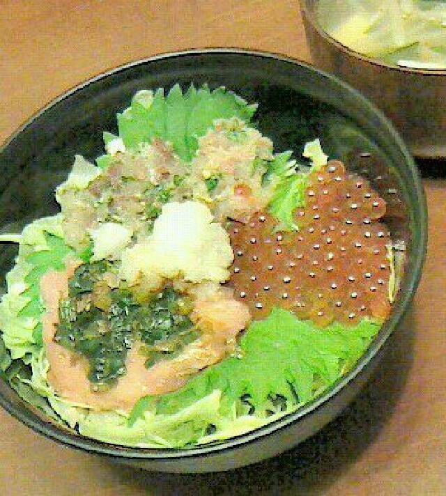 漬物と塩レモン飯（混ぜご飯）の海鮮丼の画像