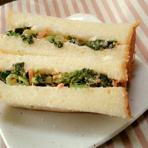 小松菜と鮭フレークのサンドイッチ