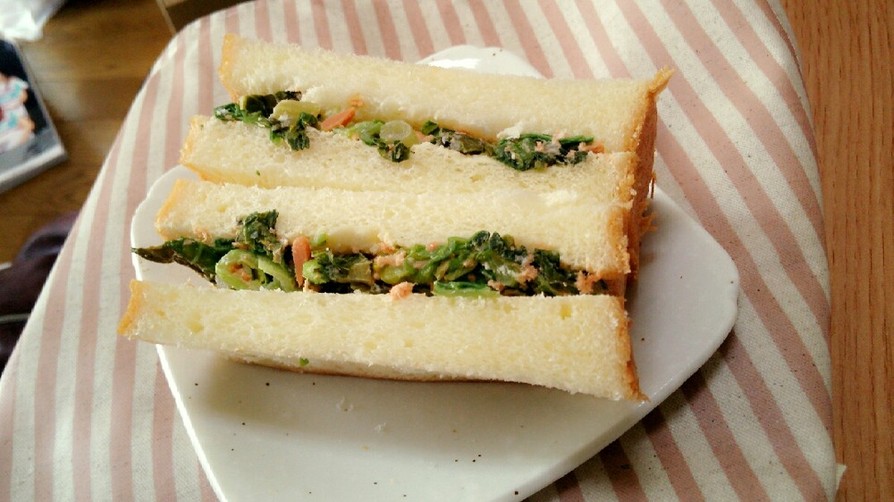 小松菜と鮭フレークのサンドイッチの画像