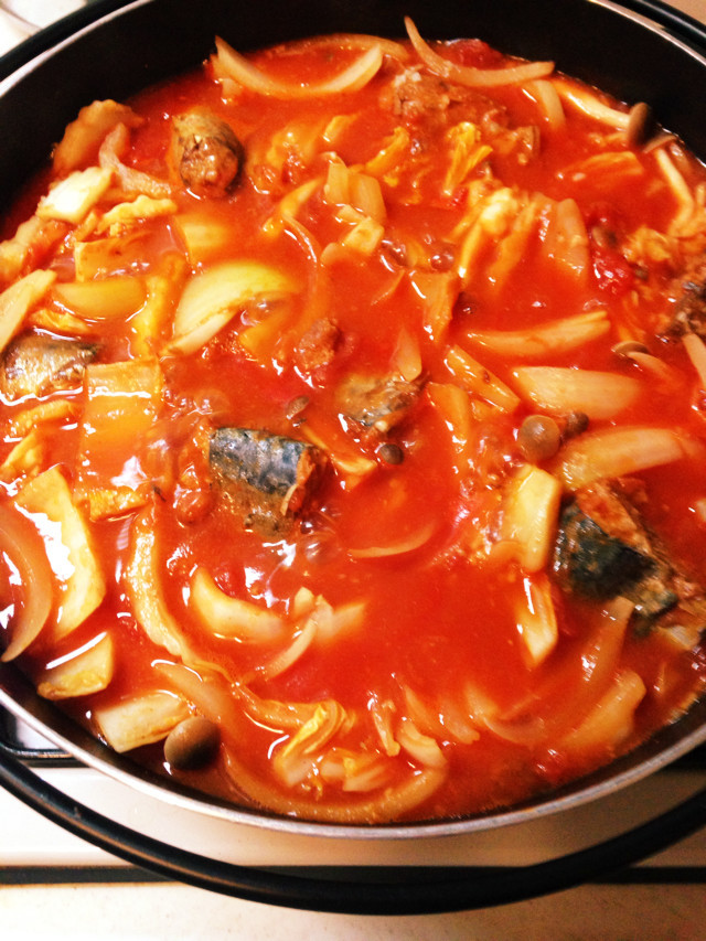 さば味噌缶と白菜のトマト鍋の画像