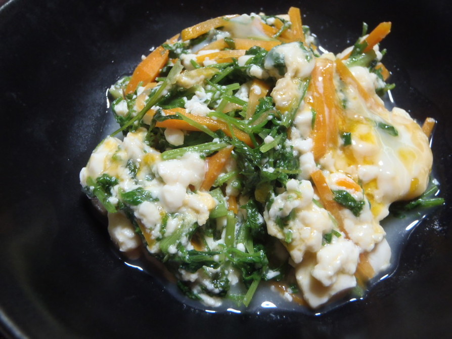 間引き菜(人参)と炒り豆腐の卵とじ の画像