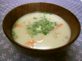 白菜・人参・油揚げの牛乳味噌汁