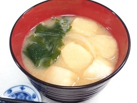 玉ねぎとわかめと麩の味噌汁