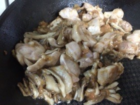 鶏モモ肉と舞茸の梅肉炒めの画像
