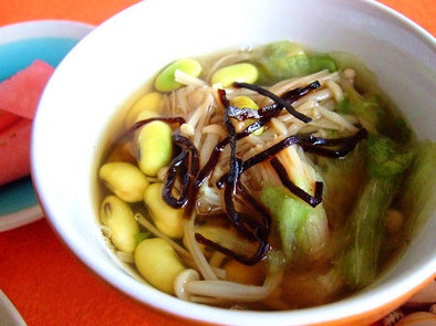 枝豆とエノキとレタスの昆布茶スープ。の写真
