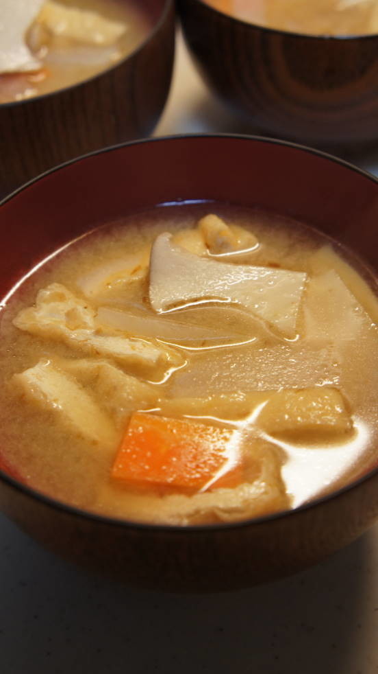 エリンギ・大根・にんじん・油揚げの味噌汁の画像
