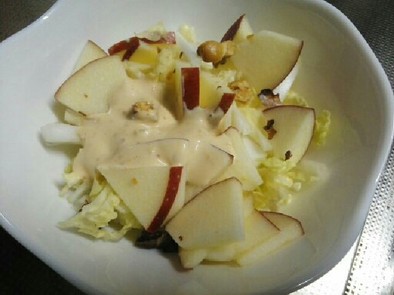 白菜と林檎のサラダの写真