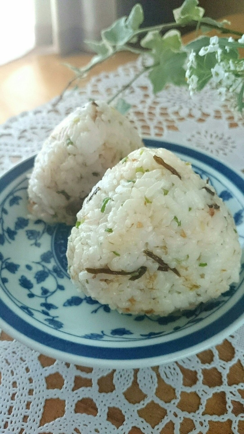 朝食に☆塩こんぶ味噌マヨおかかおにぎり★の画像