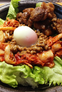 簡単鶏肉とキムチ納豆温泉卵のネバネバ丼
