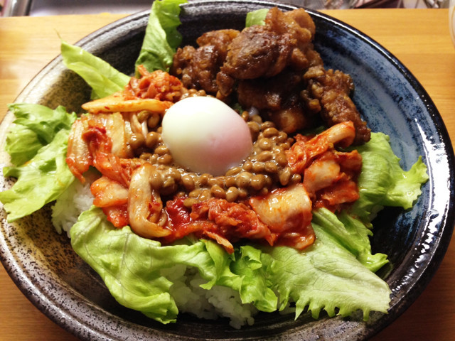 簡単鶏肉とキムチ納豆温泉卵のネバネバ丼の画像