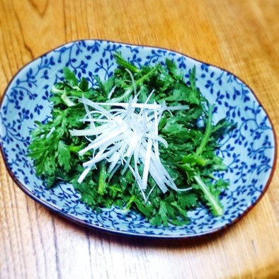 春菊と白髪ねぎのサラダの写真