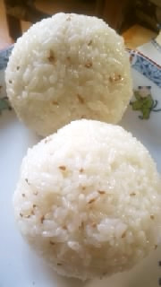 ごまごまおにぎり(炒りゴマとゴマ油)
