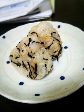 子どもも大好き♡塩昆布とごま油のおにぎり