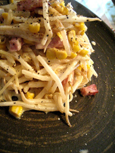 ありもの満載のパスタ味噌生クリーム風味