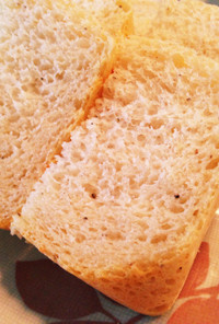 粉チーズとブラックペッパーのパン