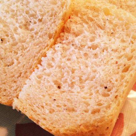 粉チーズとブラックペッパーのパン
