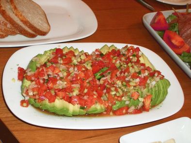 アボカドのフレッシュトマトソースサラダの写真