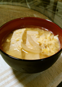 高野豆腐・玉ねぎ・玉子のお味噌汁