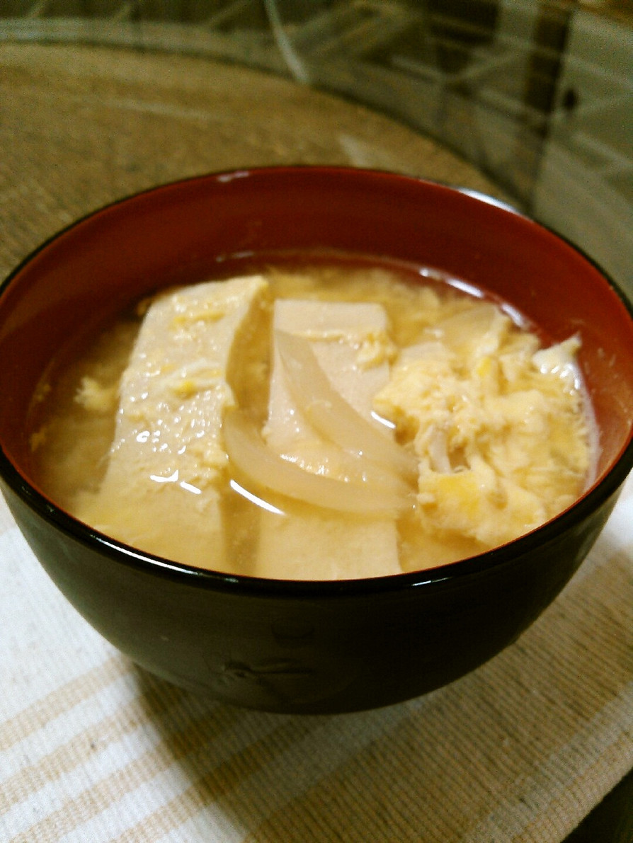 高野豆腐・玉ねぎ・玉子のお味噌汁の画像